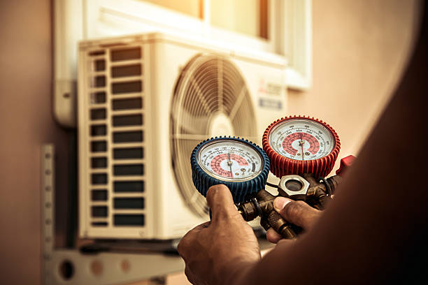 Professional Hvac technician working in Omaha, IL